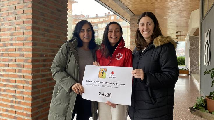 Zumba saio solidarioan bildutako dirua eman diote gaur Gurutze Gorriari