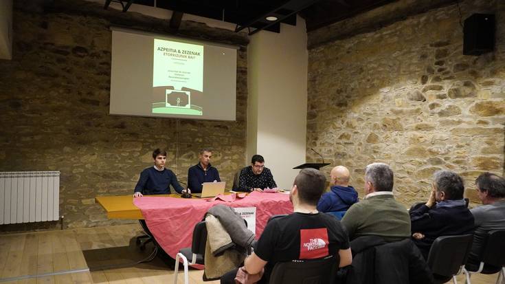 Zezenak Azpeitian etorkizunik ba ote duen hausnartu dute Basazabalen