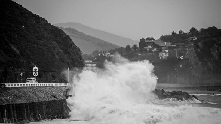 Olatu batek auto bat zartatuta utzi du Getaria eta Zumaia artean