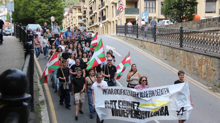 Dozenaka lagunek independentzia aldarrikatu dute Hispanitatearen Egunean