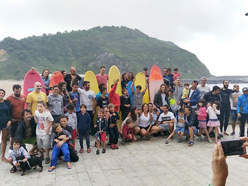 Gizarte Ongizateko buruak eskerrak eman dizkie Orioko Surf taldeari eta Berdin-Berdinak elkarteari