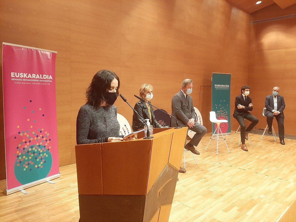 Euskaraldian 'belarriprest' izateko zalantzan dauden herritarrei ariketan parte hartzeko deia egin diete