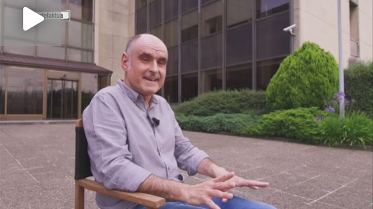 Bideoa: Zer irakurtzen du Manu Etxezortu kazetariak?