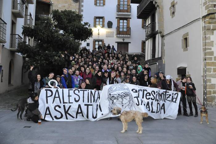 Etxeluze gaztetxeak Palestinaren alde egin du III. Tekno-Punk jaialdian