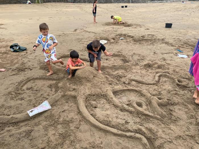 Haurrek hondarrarekin eskulturak egiten ikasteko bi saio izango dira abuztuan