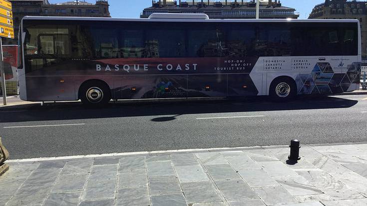 Kostaldea eta barrualdea ezagutzeko autobus turistikoa jarri du abian Aldundiak