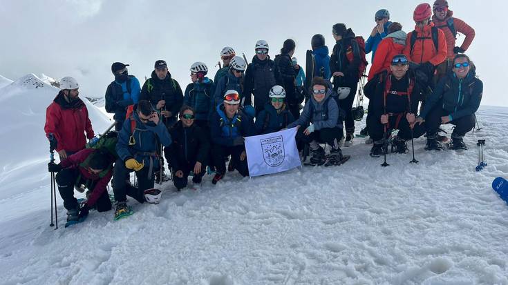 Pirinioetan ibili dira hainbat lagun Anaitasunarekin