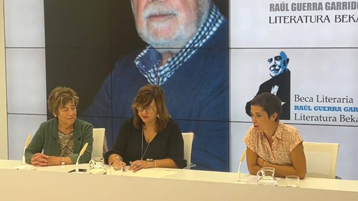 "Gure bizimodu eder bezain eroan noraezean dabiltzan zenbait emakumeren bizipenak jasotzen saiatuko naiz"