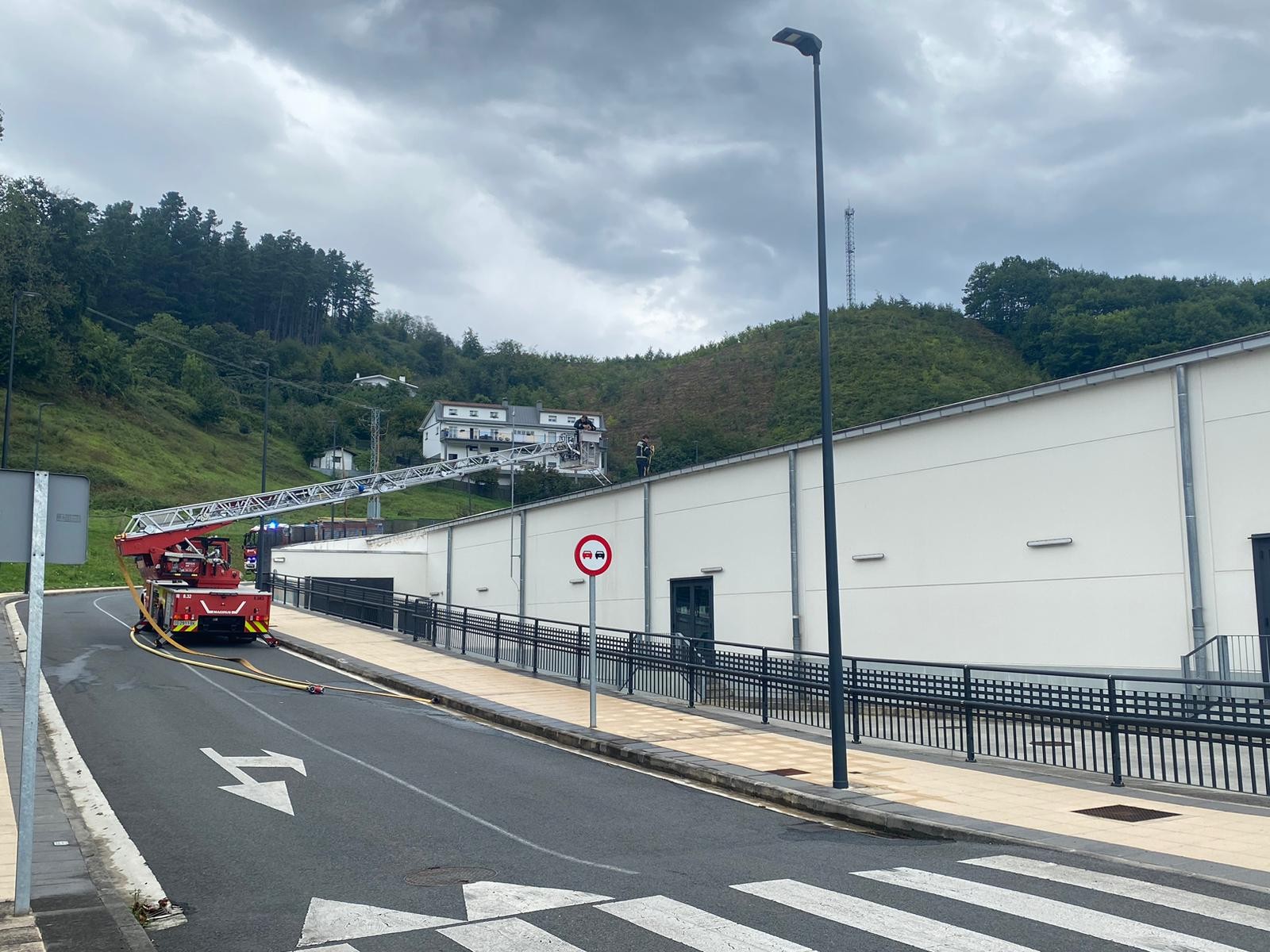 Sutea izan da Lidl supermerkatuaren sabaian