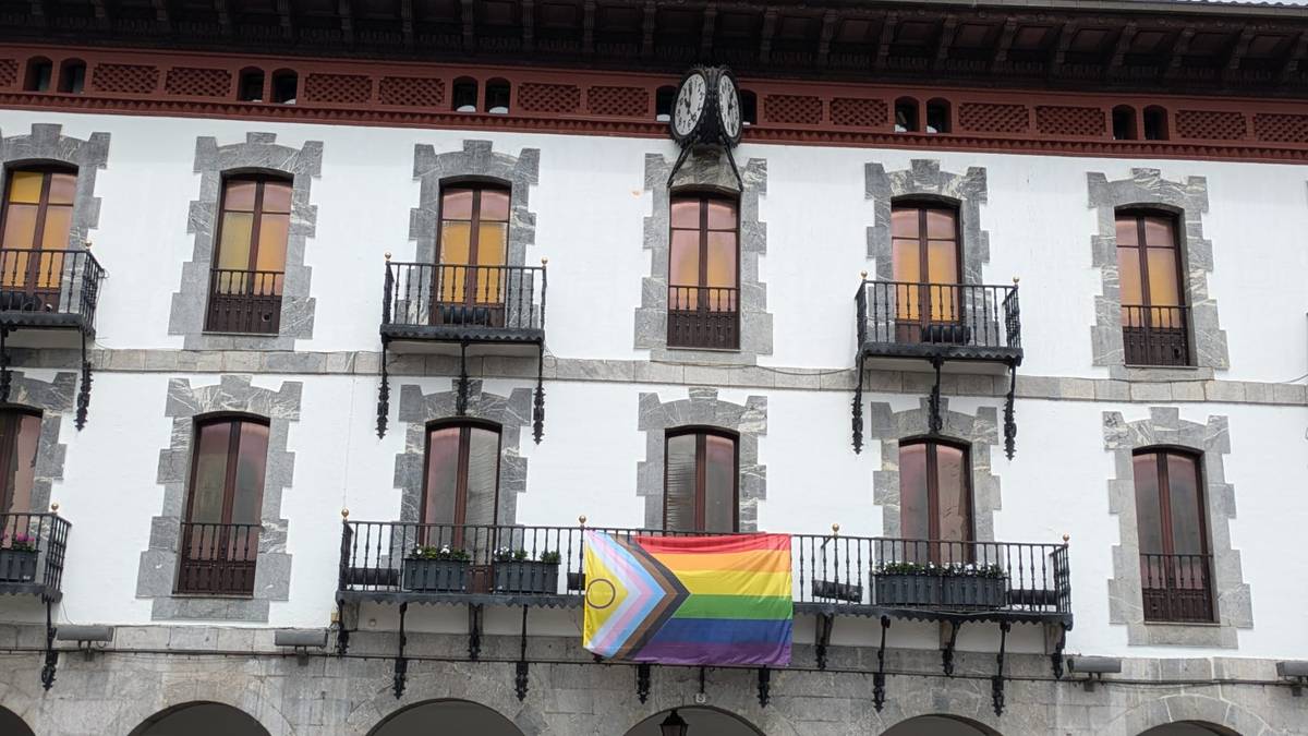 LGTBIfobiaren egunerako, bandera udaletxeko balkoian