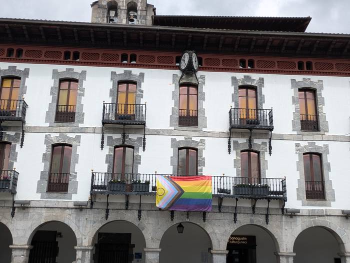 LGTBIfobiaren egunerako, bandera udaletxeko balkoian
