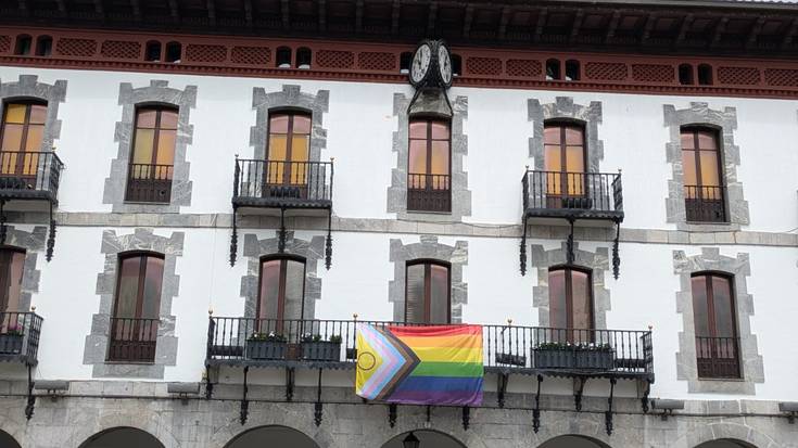 LGTBIfobiaren egunerako, bandera udaletxeko balkoian