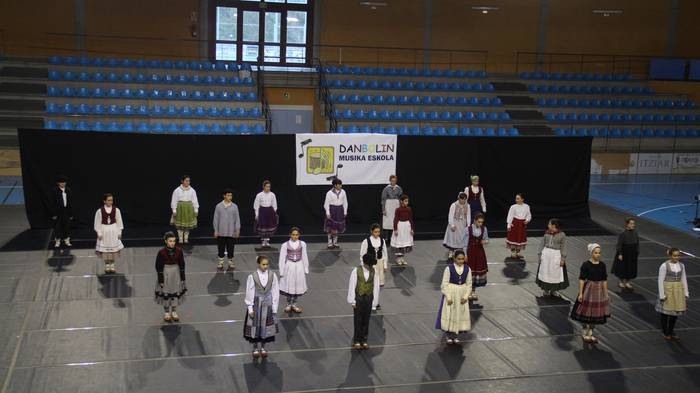 Kiroldegia bete zuten Danbolin musika eskolakoek
