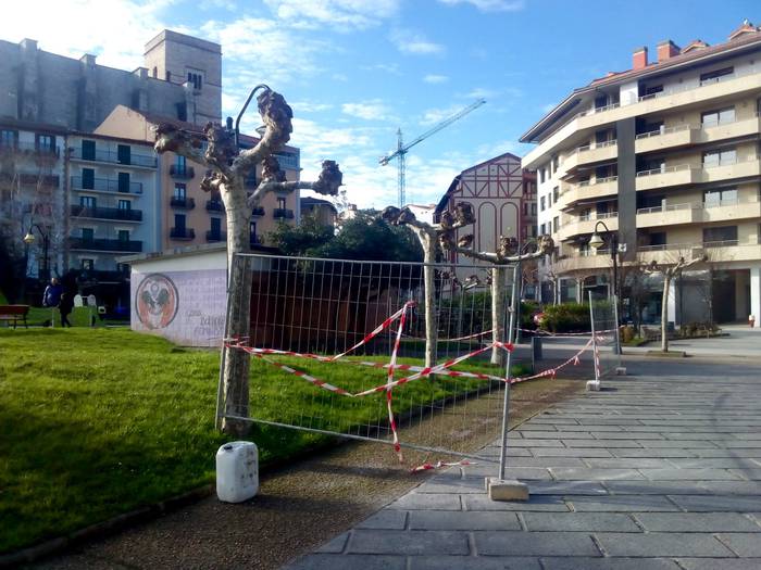 Mugiren bizikletak ainguratzeko tresnak kendu dituzte Amaiako plazan