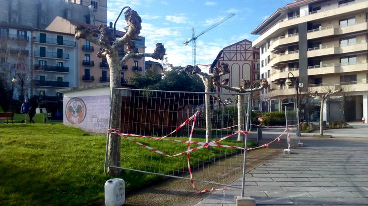 Mugiren bizikletak ainguratzeko tresnak kendu dituzte Amaiako plazan