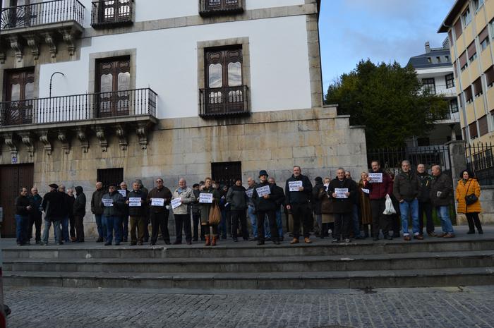 Asteroko protesta egin dute pentsiodunek eguerdian