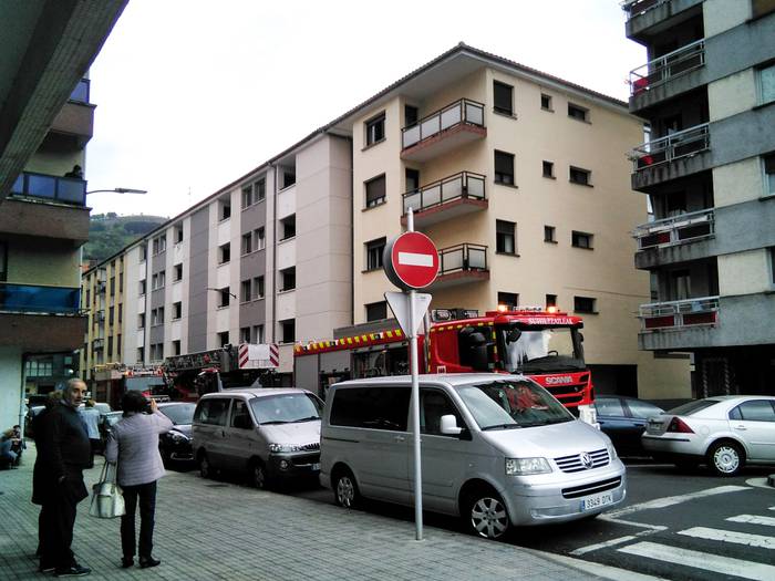 Su hartu du Azpeitiko Paulo VI.a auzuneko etxebizitza bateko ke-erauzgailuak