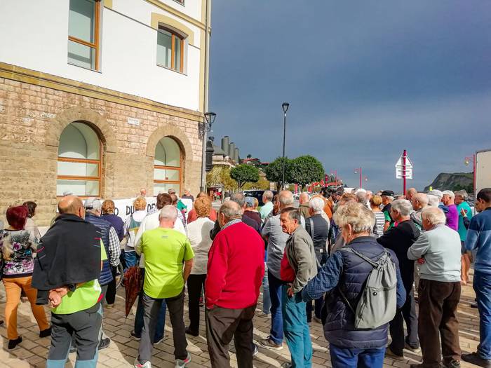 Pentsiodunen aldarria kalean, beste astelehen batez