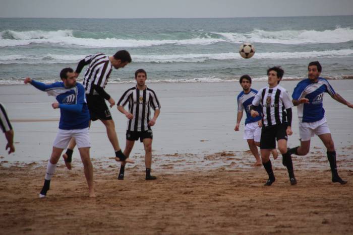 Igandean jokatuko dituzte Zarauzko hondartzako futbol txapelketako finalak