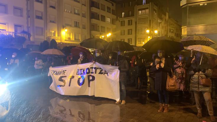 Mitxelenako bizilagunak udaletxe aurrean dira protestan