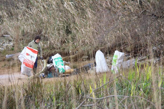 Auzolanean aritu dira Iñurritzako biotopoa garbitzen