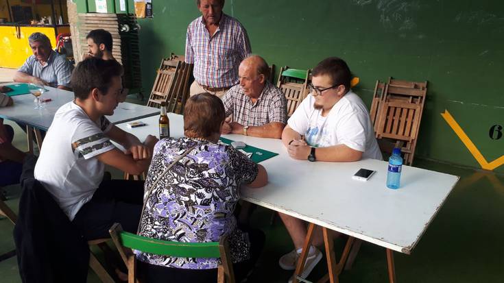 Santio jaiak: mus txapelketak aiar eta oriotar ugari bildu ditu frontoian