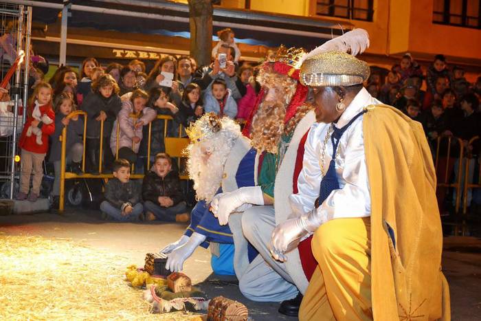 Errege Magoek ez dute kale egin