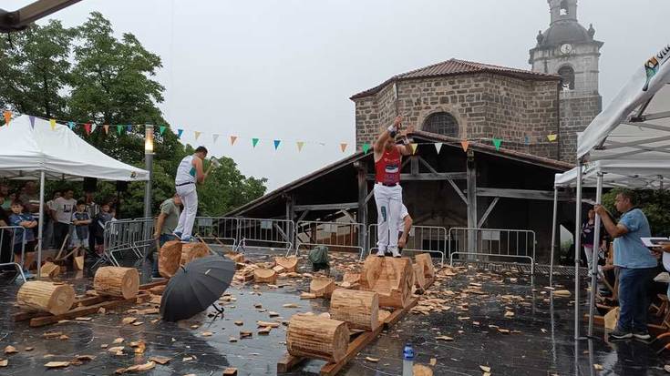 Euritatik pasatutako herri kirol erakustaldia, sanpedroetako hirugarren eguna borobiltzeko