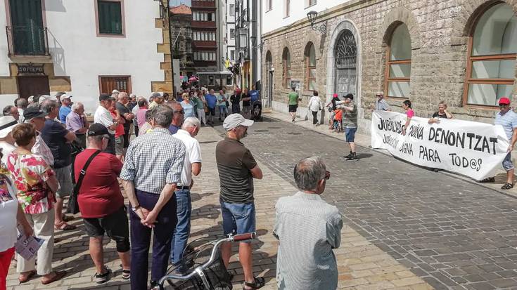 Pentsio duinen aldarrikapena egin dute gaur ere pentsiodunek