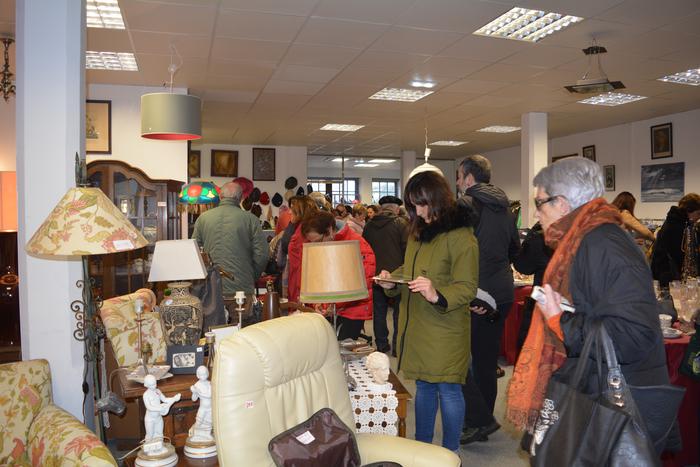 Pertsona errefuxiatuen aldeko azokarako objektuak biltzen ari da Hotz Zarautz