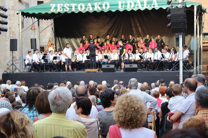 Txistularien alardeak Zestoako plaza bete du