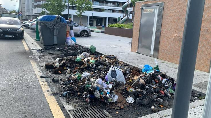 Hainbat edukiontzi erre dituzte Justo kalean