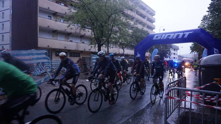 Abian dira Kostamendi zikloturista martxako txirrindulariak