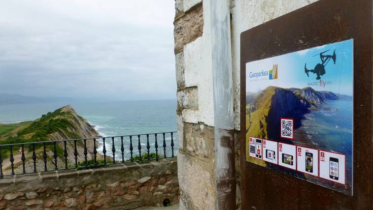 Hankak lurrean, flyscha zerutik ikusteko aukera