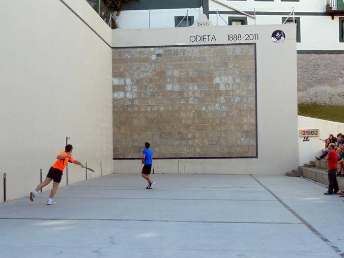 Josu Urangak eta Asier Olasagastik jokatuko dute gaur esku pilota txapelketako finala