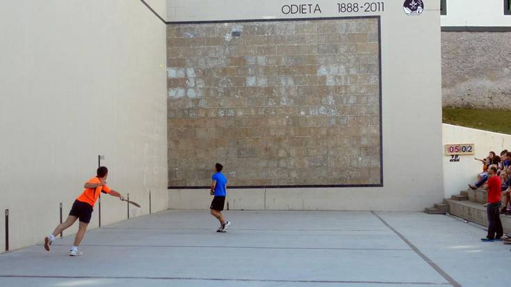 Josu Urangak eta Asier Olasagastik jokatuko dute gaur esku pilota txapelketako finala