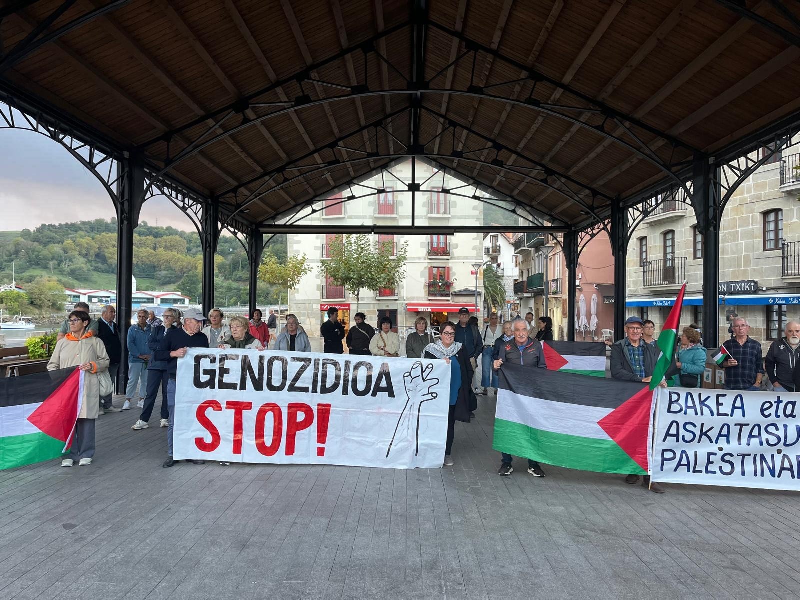 Palestinako egoera "jasangaitza" salatu dute oriotarrek Herriko Plazan
