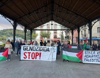 Palestinako egoera "jasangaitza" salatu dute oriotarrek Herriko Plazan