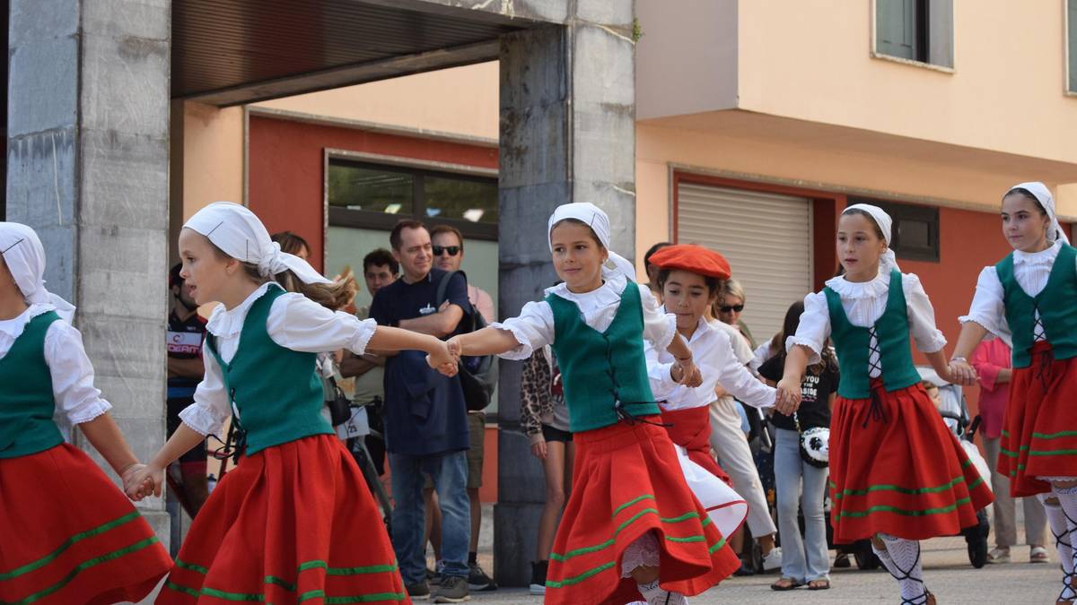 Dantza emanaldia, mus txapelketa eta kontzertua, festetako lehen larunbata agurtzeko
