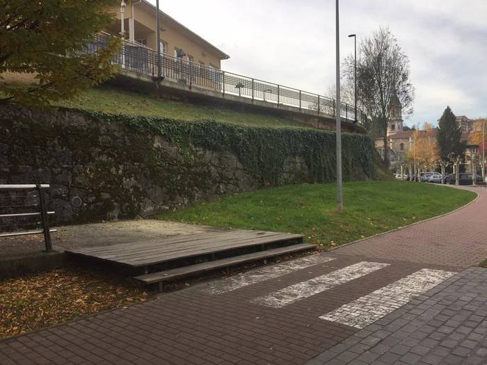Liburutegi atzeko eskailera itxi egingo dute astelehenean, berritu egingo dutelako