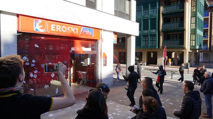 Hainbat establezimendu itxiarazi dituzte piketeek