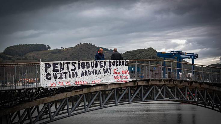 Donostian larunbatean egingo den manifestazioan parte hartzera dei egiten dute Zumaiako pentsiodunek