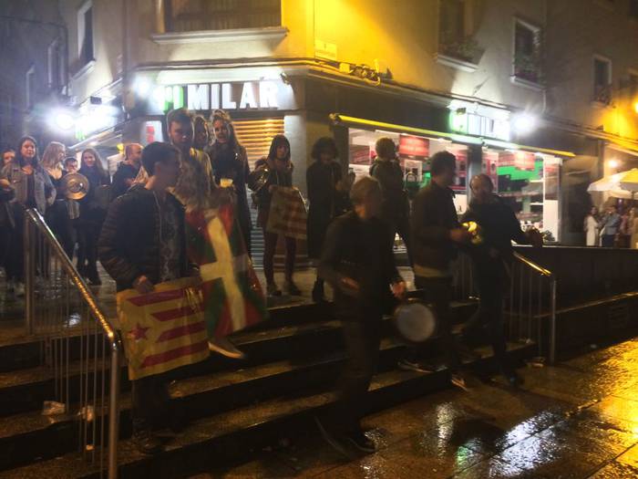 Kataluniari babesa adierazteko burrubada egin dute Zarautzen