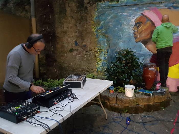 Dj Saldaren doinupean margotu dute Erribera kaleko hormako 92. murala