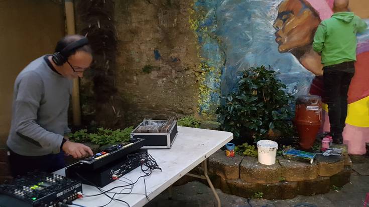 Dj Saldaren doinupean margotu dute Erribera kaleko hormako 92. murala