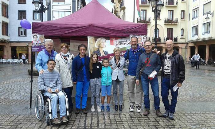 Elkarrekin Podemosek eskuorriak banatu ditu Zarautzen