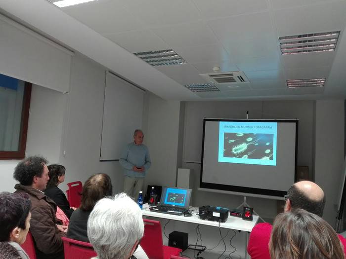 Mikrobioen inguruko bigarren hitzaldia otsailaren 19ra atzeratu dute Inauteriengatik