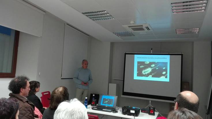 Mikrobioen inguruko bigarren hitzaldia otsailaren 19ra atzeratu dute Inauteriengatik