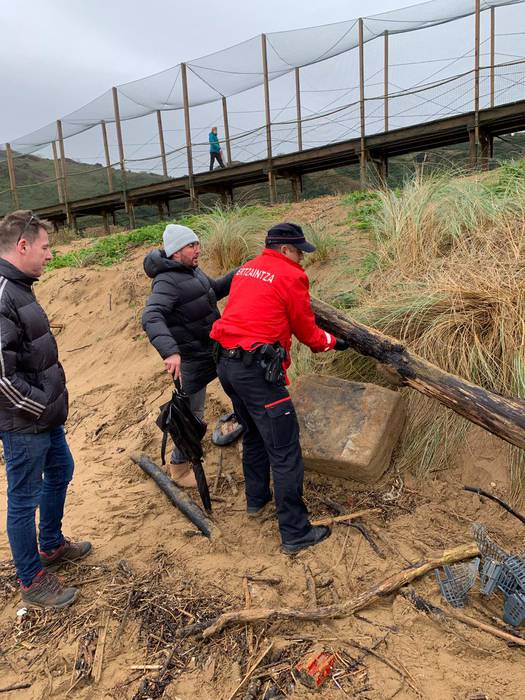 Pakete susmagarri bat jaso du Ertzaintzak Zarauzko hondartzatik