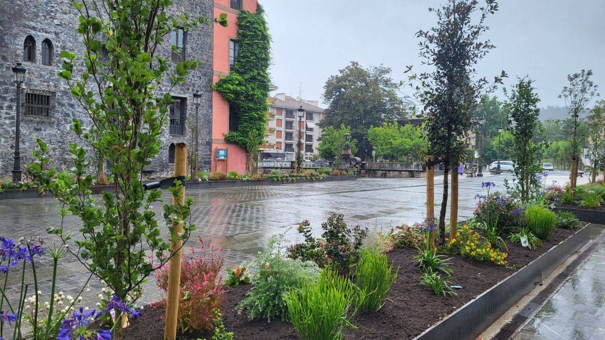 Amaitu dituzte eliz atarian jardinerak jartzeko lanak